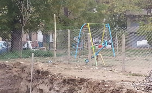 Полиция спря строителството на спорната площадка в „Гео Милев"