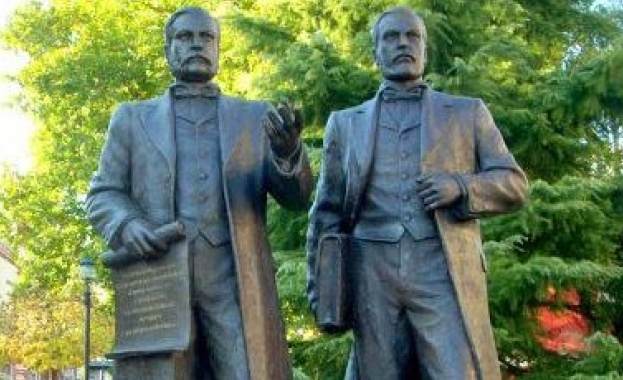 Войниците, поругали паметника в Карлово, отиват на съд