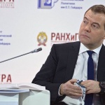 Медведев: Трябва да воюваме за всеки процент икономически ръст 