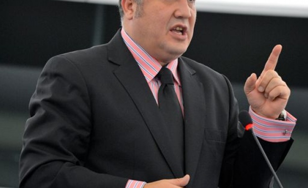 Управляващите досега правителства предават или продават националния интерес