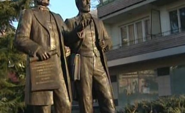 Внесоха обвинението срещу поругалите паметника на Евлогий и Христо Георгиеви