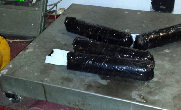 Повече от 2 кг хероин в сръбски автомобил откриха на Капитан Андреево