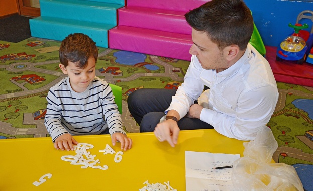 2-годишно дете чудо брои на 11 езика и решава задачи