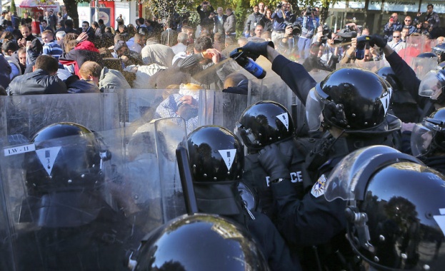 Десетки са ранени вследствие на студентски протест в Косово