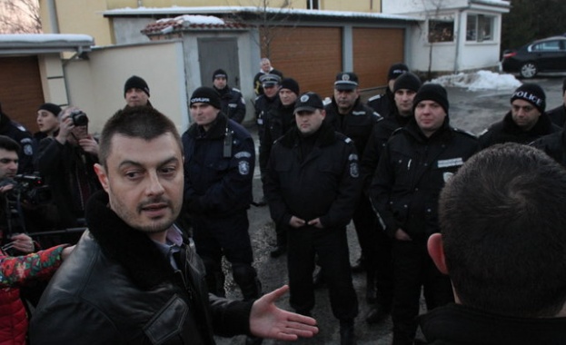 Бареков изригна: Над 100 полицаи пазят един диктатор