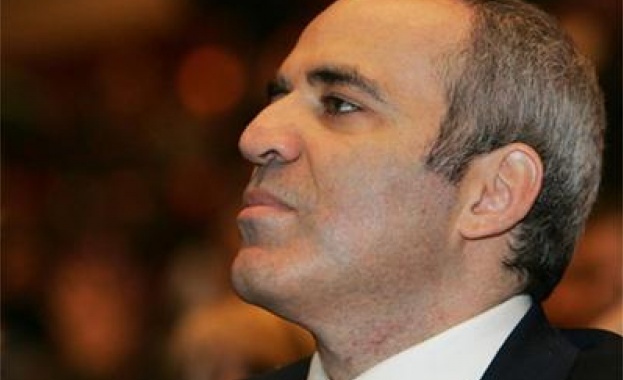 Гари Каспаров е автор на предговора на антигей книга