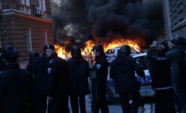 Запалиха и президентството в Сараево, стотици са ранени