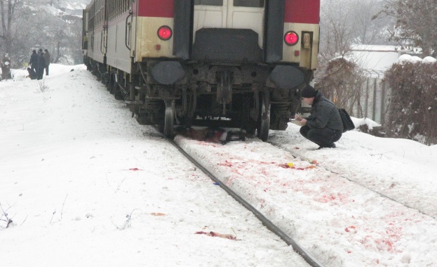 Микробус удари влак, няма пострадали