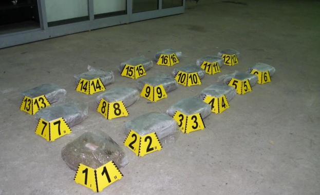 Висококачествен канабис в български Ягуар откриха митничари на "Златарево"