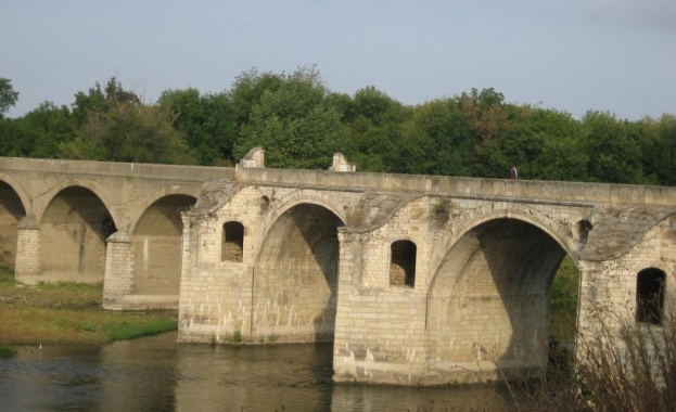 Клип в интернет сигнализира за опасност на моста при Бяла