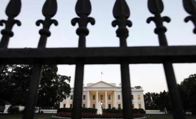 Мъж със съмнителен багаж опита да прескочи оградата на Белия дом 