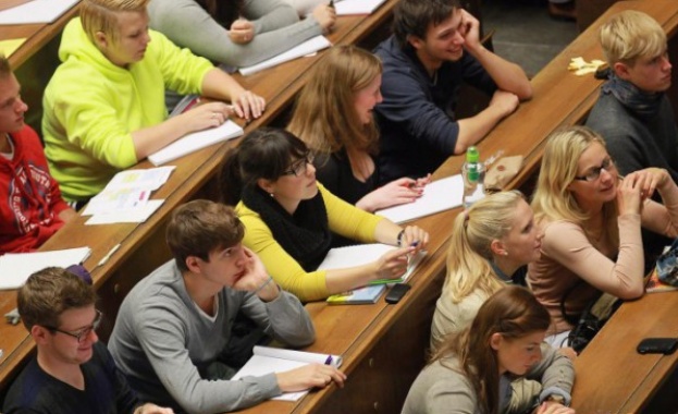 Все повече висши училища на Острова замразяват таксите за европейци