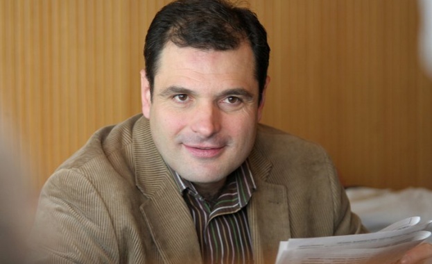 Една година по-късно държавата направи твърде малко за ограничаване на монополите