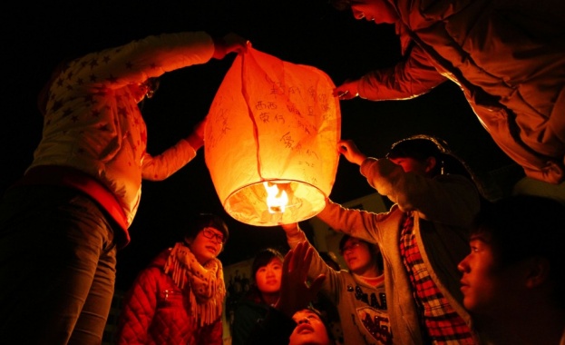 Над 100 доброволци се записаха в кампанията за пускане на летящи хартиени фенери