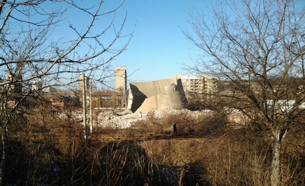  Взривиха охладителната кула на първия ТЕЦ в България