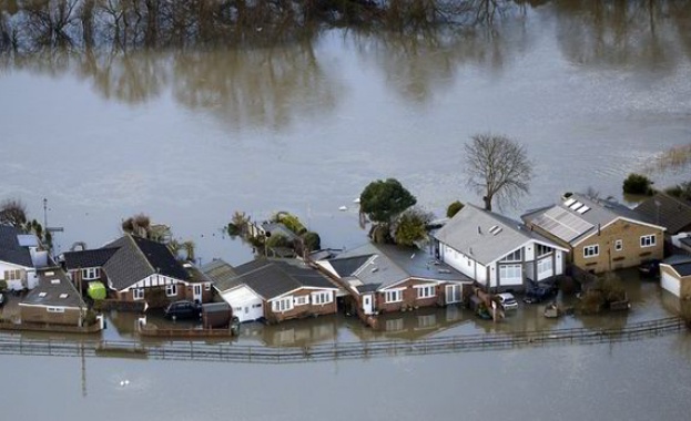 Хиляди къщи са пострадали от наводненията на Острова