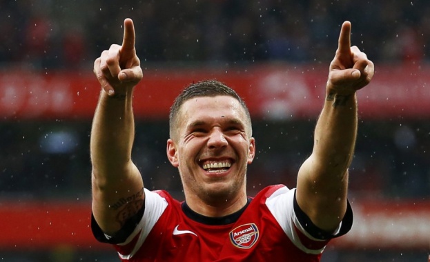 Подолски изписа името на Шумахер на бутонките си