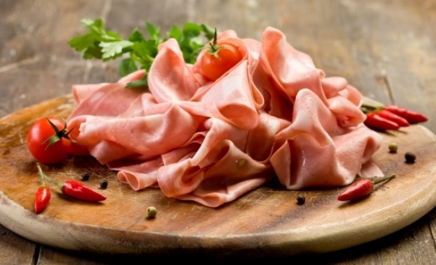 Пълнят шунката с вода 