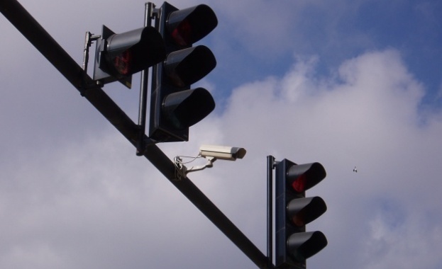 Камера хвана мъж да хвърля кървави дрехи, след като е убил леля си