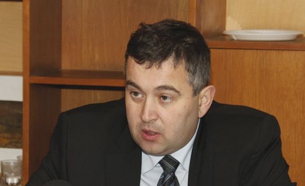 Кметът на Златарица размаха пръст на Чобанов, плаши със съд