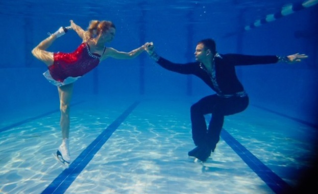 Акробати представиха фигурно пързаляне под вода в подкрепа на олимпийците 