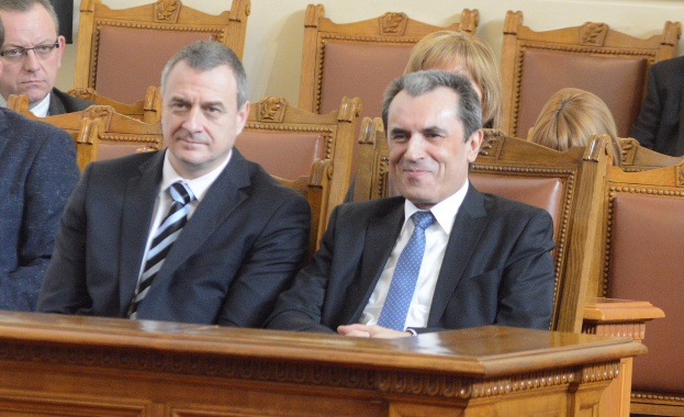 Кабинетът оцеля след трети вот 