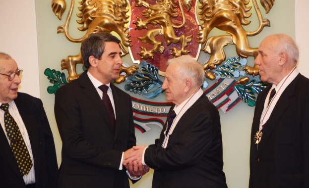 Плевнелиев удостои с отличия изявени дейци във физическото възпитание и спорта