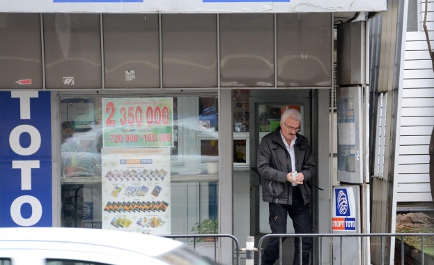 Депутат от „Атака“ пуска тото, докато се гласува Изборния кодекс