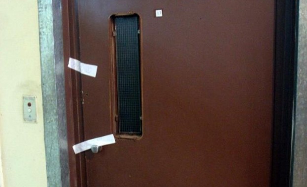 Шефът на пловдивската болница наръган през вратата на асансьора