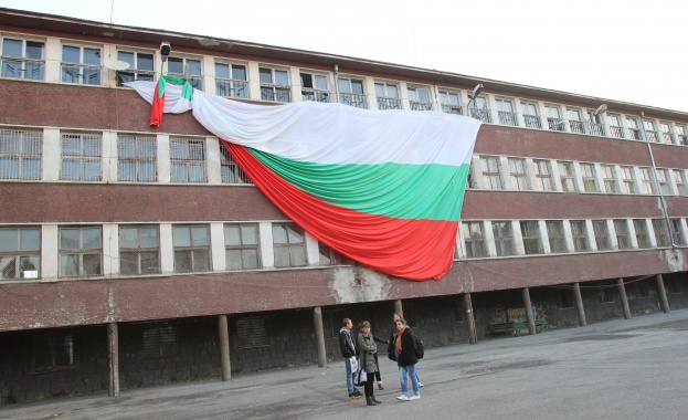 Техническият паспорт на 13 ОУ: Сградата е неподдържана и рушаща се 