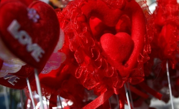 С балони и стихове младите социалисти честитят на пловдивчани 14 февруари 