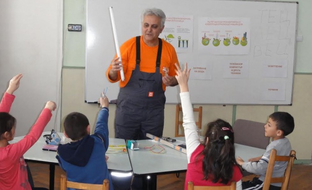 Служители на ЧЕЗ влизат в клас