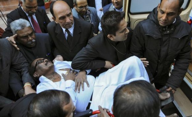 Хаос в парламента в Индия - лютив спрей и кашлящи депутати