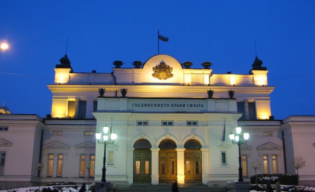 Депутатите удължиха пленарното заседание до 21 ч.