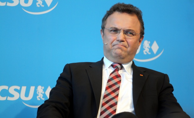 Поискаха оставката на германски министър, разпространил секретна информация 