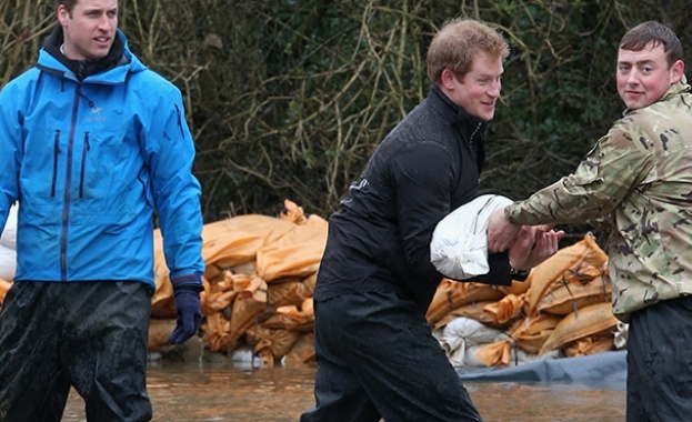 Кралското семейство помага в наводнените райони на Острова