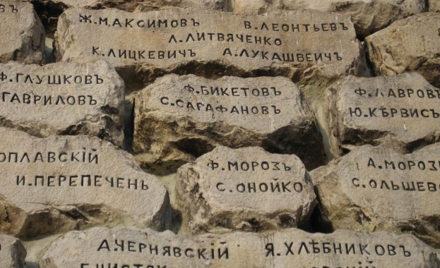 Започва полагането на настилки в градина „Докторски паметник” 