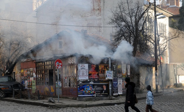 Изоставен имот горя в столичния квартал "Лозенец"