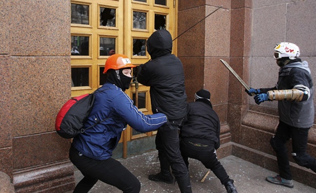 Протестиращите напуснаха окупираната сграда на киевската администрация