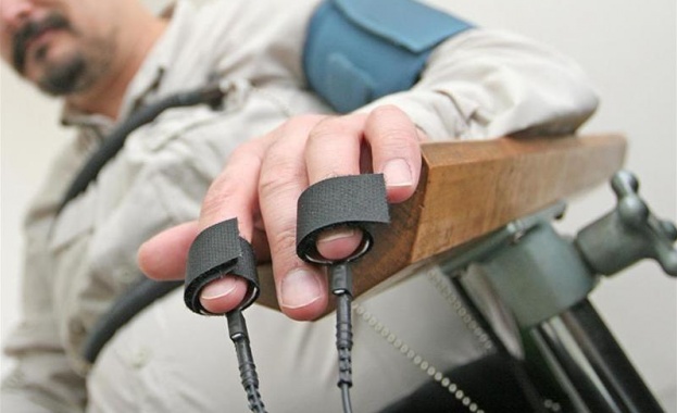 Полицайката, обискирала студентка, издържала детектора на лъжата