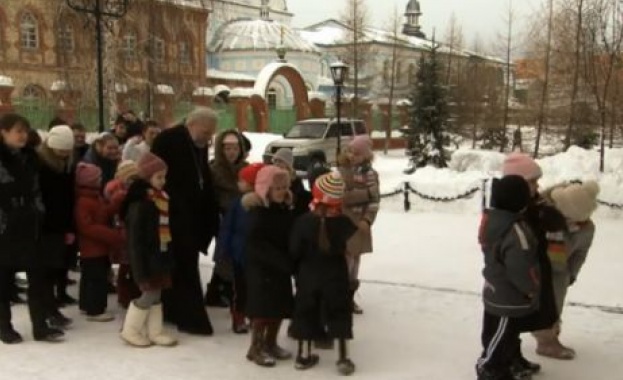 Протойерей основава обител и със съпругата си стават приемни родители на 70 деца 