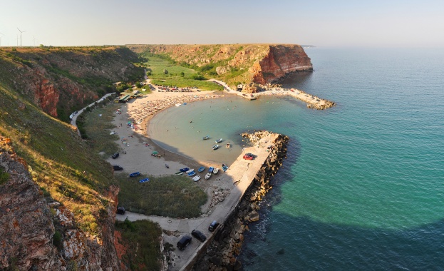 Морето изяжда залива Болата 