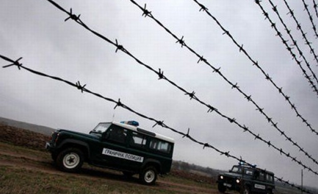 Прокуратурата разследва оградата по границата