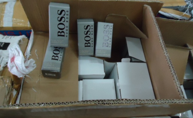 На „Лесово” задържаха голямо количество парфюми и дрехи-ментета 