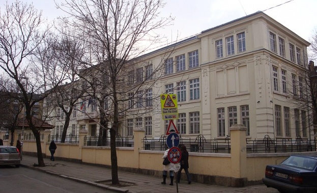 "Бяло прахче" и "енергийни бонбони" в павилиона до училище 