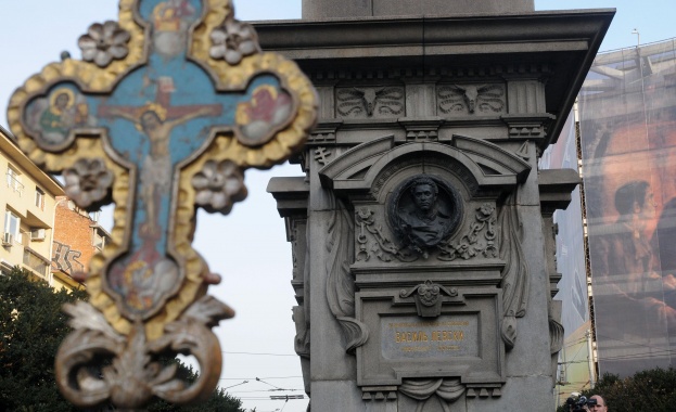 Потомка на Левски: Тъжно е, когато ограждат паметника му, децата ми също не бяха допуснати