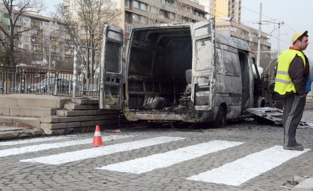 Микробус се подпали в "Лагера" /снимки/