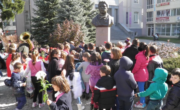 Десетки жители на Разлог се преклониха пред живота и делото на Апостола