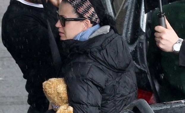 Кейти Пери неразделна с плюшения си мечо 