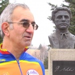 13 000 клякания - 13 000 поклона пред Апостола